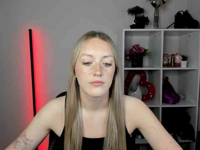 EvelynBlond Live Webcam on BongaCams