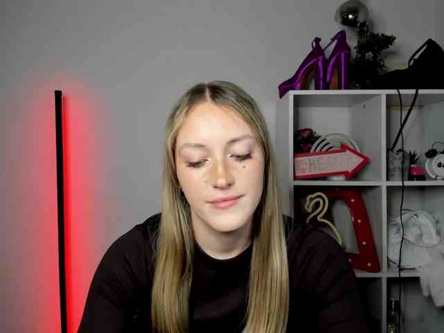 EvelynBlond26 webcam