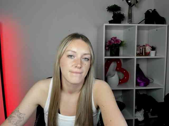 EvelynBlond26 webcam