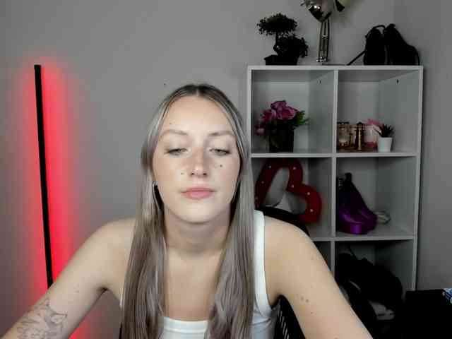 EvelynBlond26 webcam