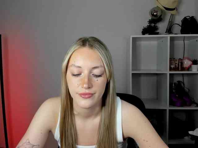 EvelynBlond26 webcam
