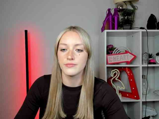 EvelynBlond26 webcam