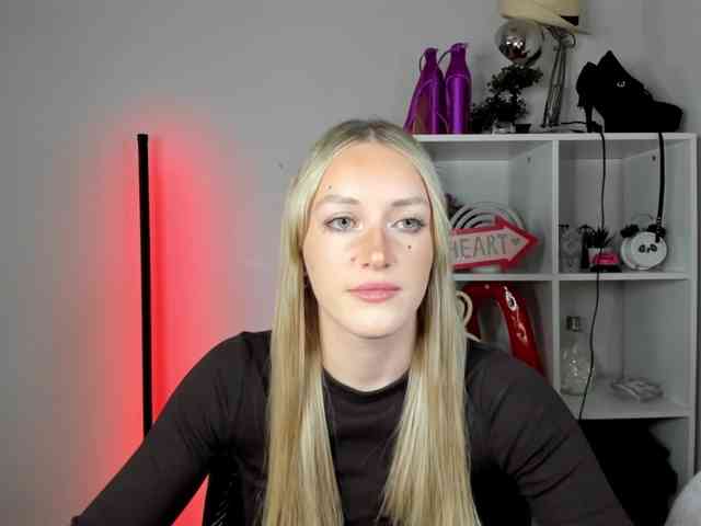 EvelynBlond26 webcam