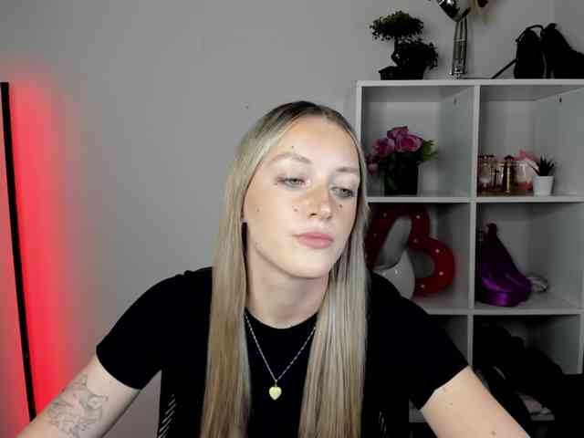EvelynBlond26 webcam