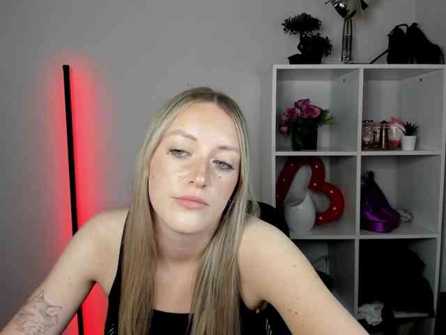 EvelynBlond26 webcam