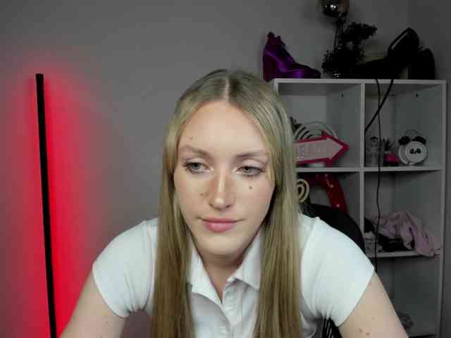 EvelynBlond26 webcam