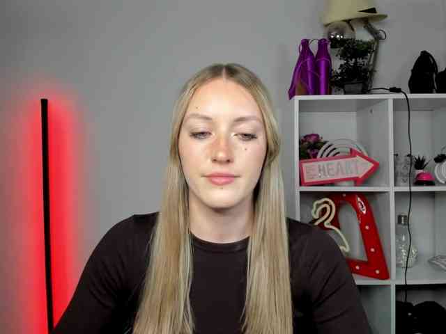 EvelynBlond26 webcam