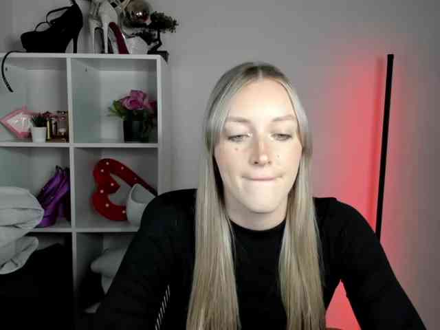 EvelynBlond26 webcam