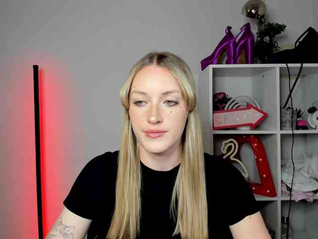 EvelynBlond26 webcam