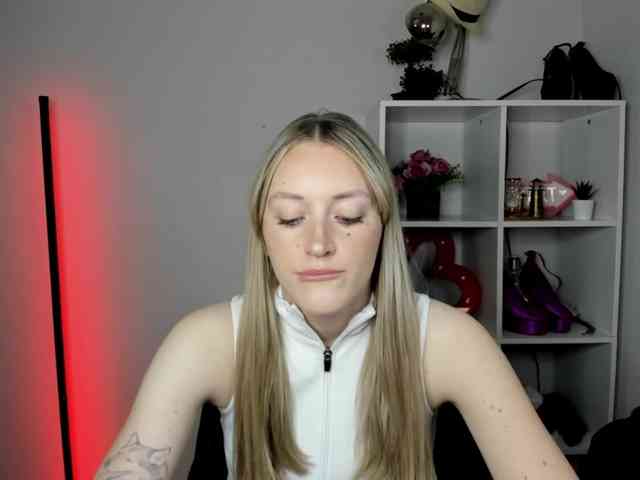 EvelynBlond26 webcam
