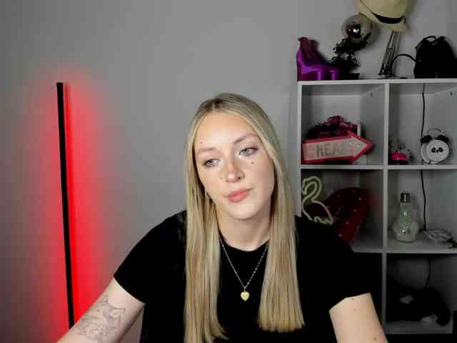 EvelynBlond26 webcam