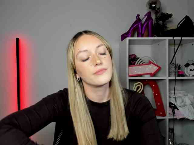 EvelynBlond26 webcam