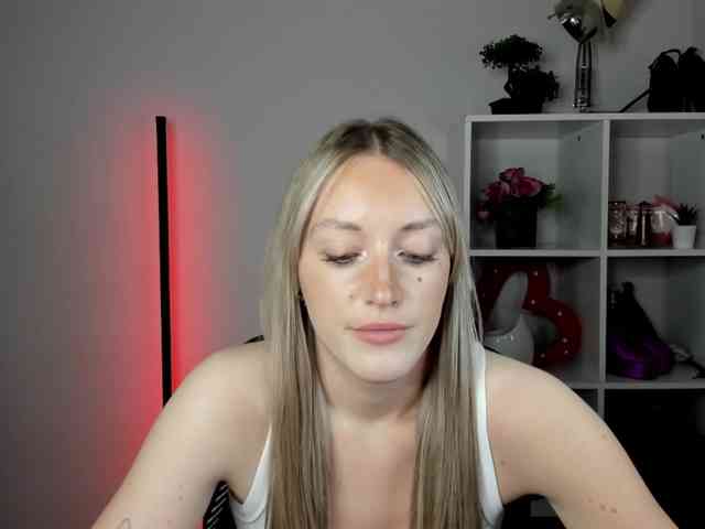 EvelynBlond26 webcam