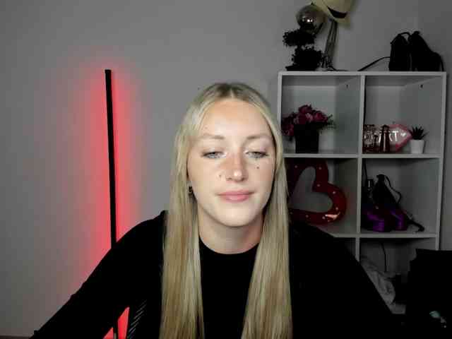 EvelynBlond26 webcam