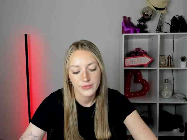 EvelynBlond26 webcam