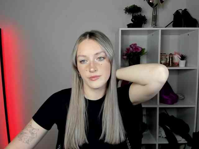 EvelynBlond26 webcam