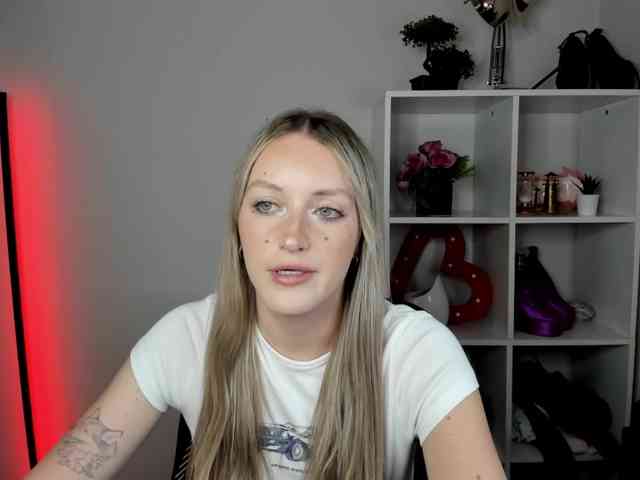 EvelynBlond26 webcam