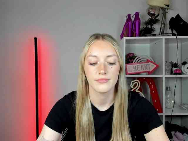 EvelynBlond26 webcam