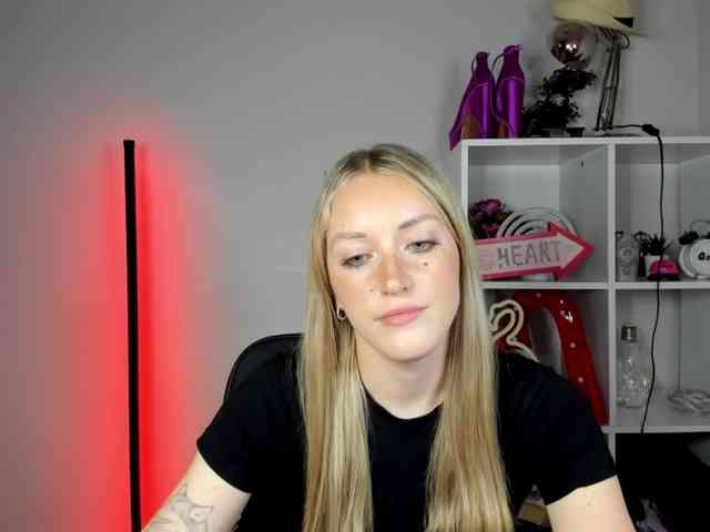 EvelynBlond26 webcam