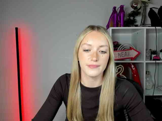 EvelynBlond26 webcam
