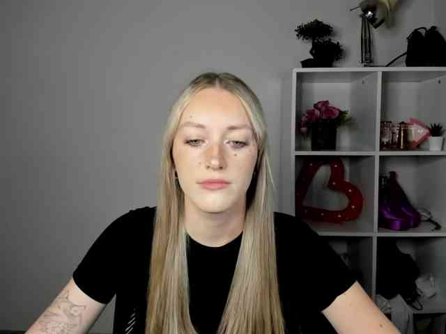 EvelynBlond26 webcam