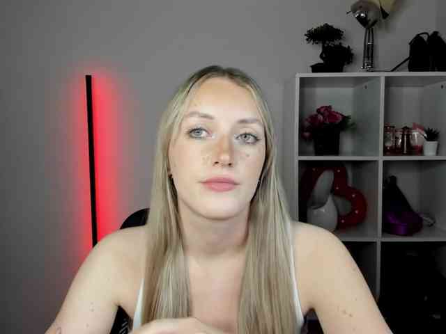 EvelynBlond26 webcam