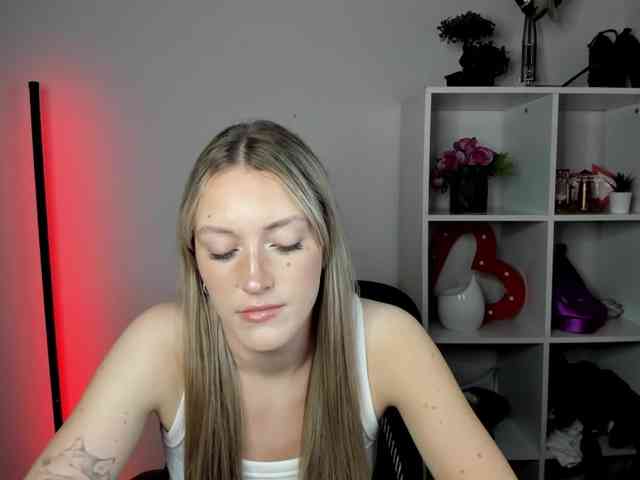 EvelynBlond Live Webcam on BongaCams