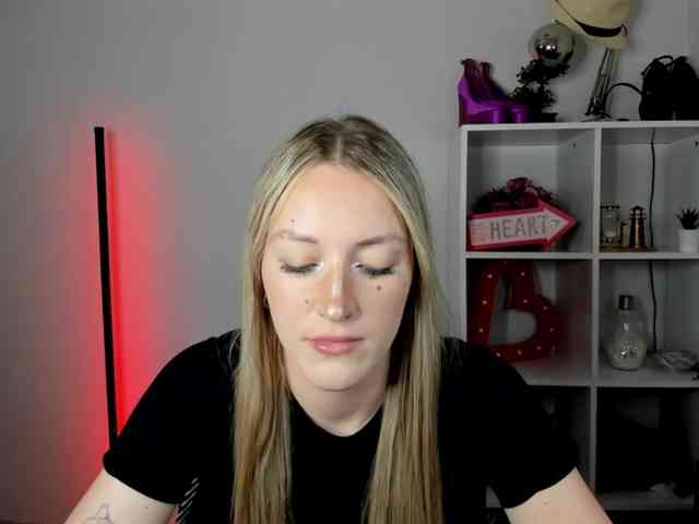 EvelynBlond26 webcam