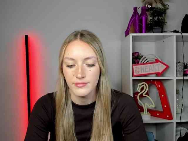 EvelynBlond26 webcam