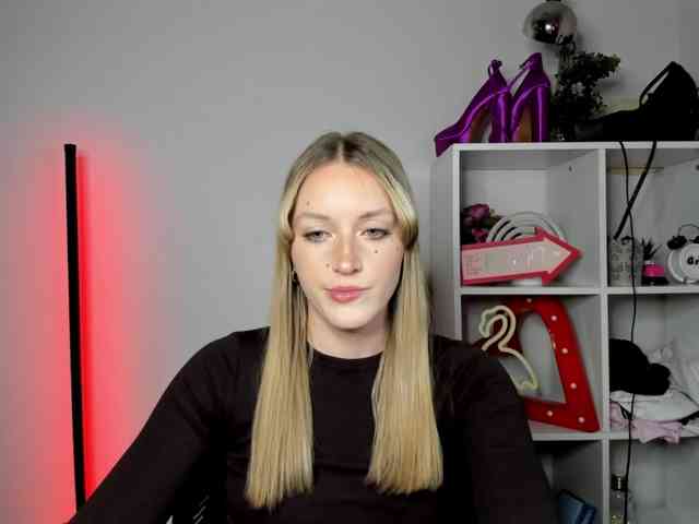 EvelynBlond26 webcam