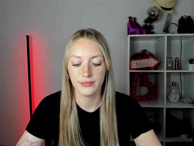 EvelynBlond26 webcam