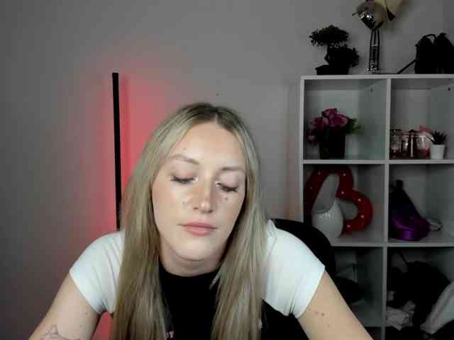 evelynblond26's live room