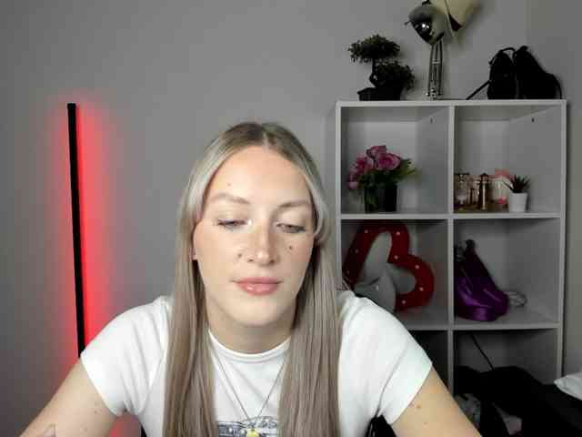 EvelynBlond26 webcam