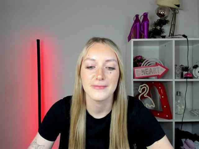 EvelynBlond26 webcam