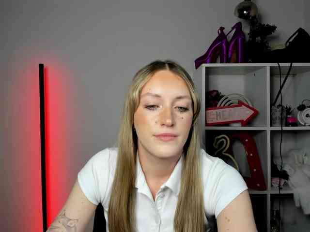 EvelynBlond26 webcam