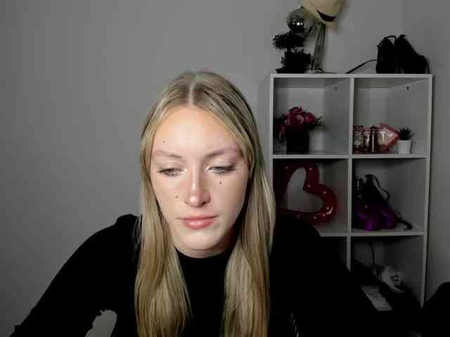 EvelynBlond26 webcam