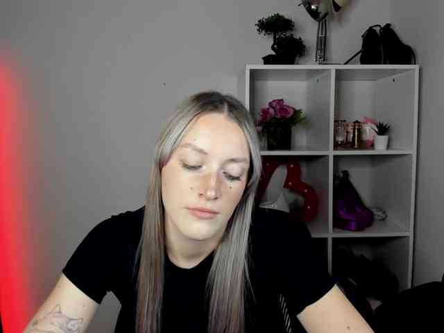 EvelynBlond26 webcam