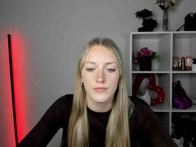 EvelynBlond26 webcam