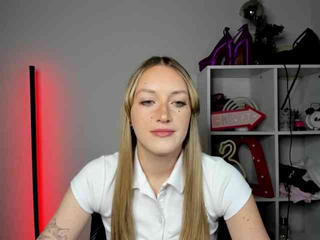 EvelynBlond26 webcam