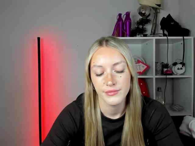 EvelynBlond26 webcam