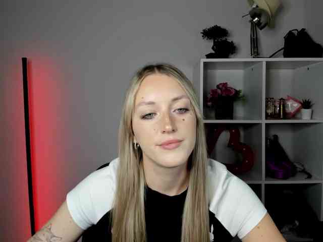 EvelynBlond26 webcam