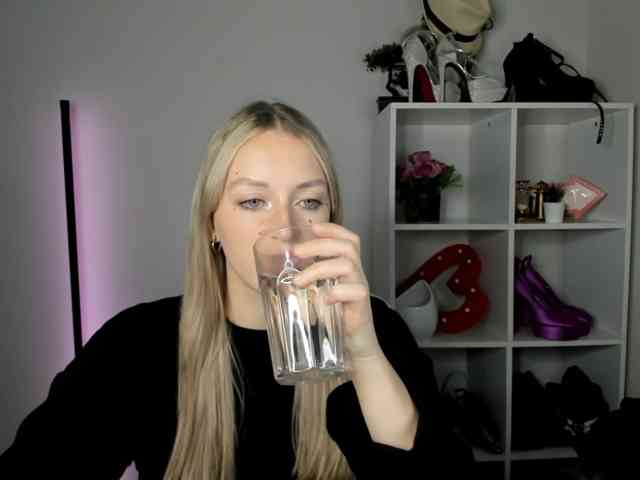 EvelynBlond26