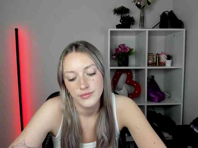 EvelynBlond26 webcam