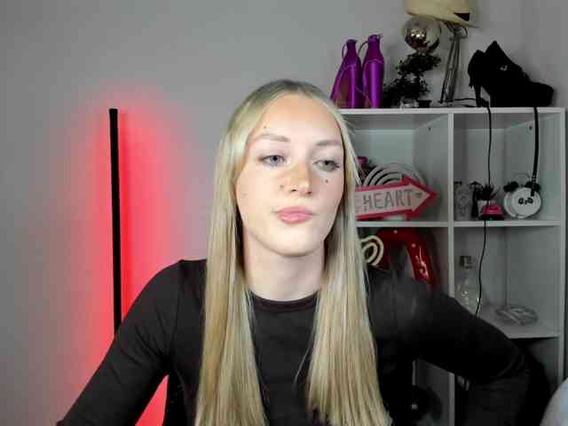 EvelynBlond26 webcam