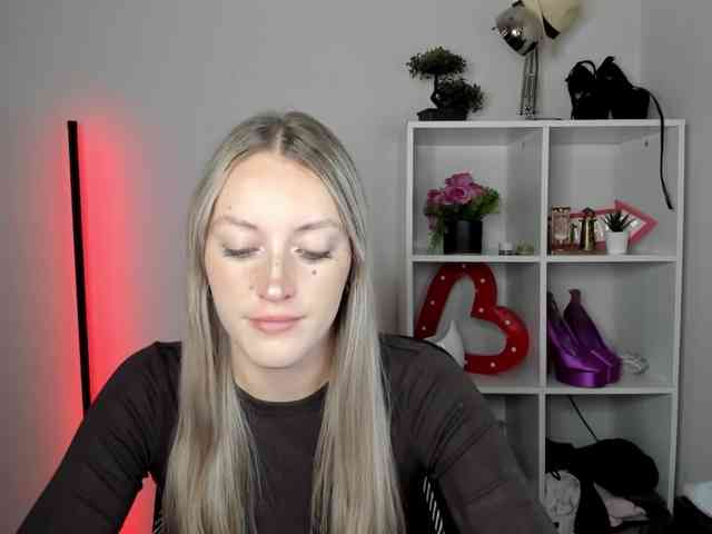 EvelynBlond26 webcam