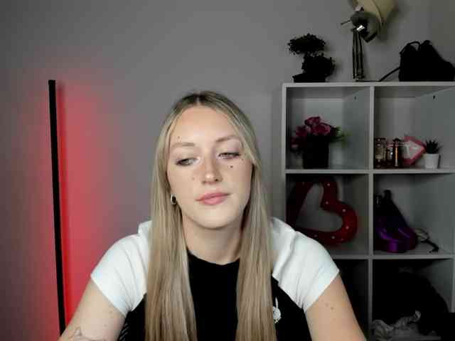 EvelynBlond26 webcam