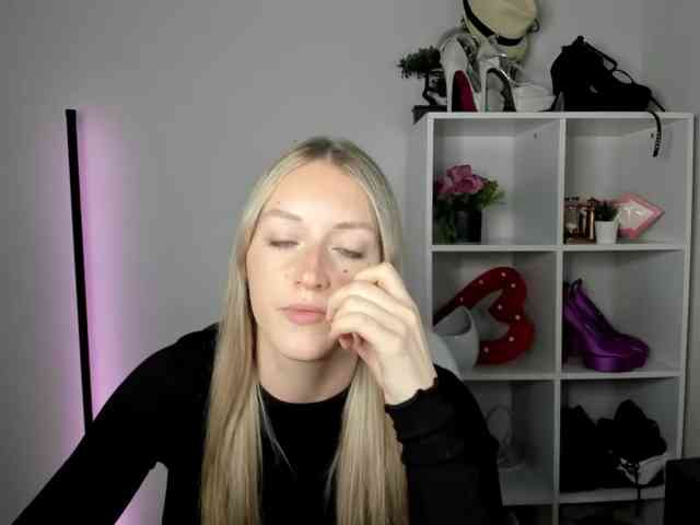 EvelynBlond26