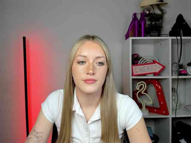EvelynBlond26 webcam