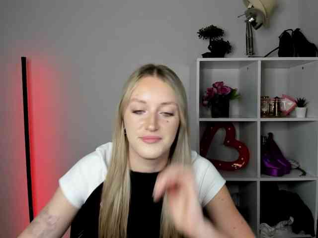 EvelynBlond26 webcam