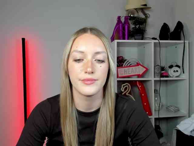EvelynBlond26 webcam